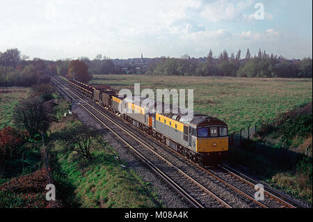 Ein paar Klasse 33 Diesellokomotiven Nummern 33046 'Merlin' und 33030 mit einem Aufenthaltsort innerhalb der Abteilung Zug am Crayford im Süden Londons. 11. November 1993. 33046 'Merlin' und 33030 arbeiten eine kurze Woking-Hoo Kreuzung Abteilungen an Crayford. 11. November 1993.
