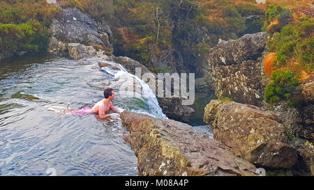 Die Fee Pools, Glen Spröde, Isle of Skye ist eine touristische, Walker, Wanderer Ziel auf der Insel Skye. Das frische Wasser aus den Bergen Aufschläge durch eine Reihe von natürlichen Pools und Wasserfälle - während diese attraktiv aussehen der eisig kalten Wasser macht sie eine Herausforderung für die meisten hardy Schwimmer in den Wintermonaten! Model Release verfügbar Stockfoto