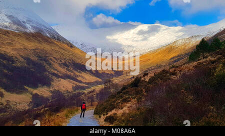 Wandern in der herrlichen Landschaft der schottischen Highlands in der Nähe von Kinlochleven im Winter können die unvorsichtige Wanderer durch schnellen und heftigen Wetter ändert. Model Release ist verfügbar. Stockfoto