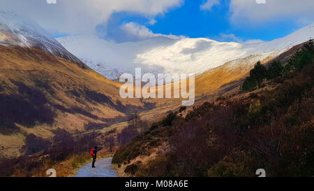 Wandern in der herrlichen Landschaft der schottischen Highlands in der Nähe von Kinlochleven im Winter können die unvorsichtige Wanderer durch schnellen und heftigen Wetter ändert. Model Release ist verfügbar. Stockfoto