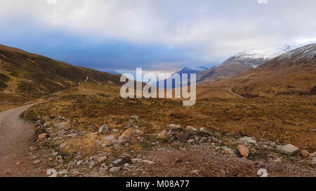 Wandern in der herrlichen Landschaft der schottischen Highlands in der Nähe von Kinlochleven im Winter können die unvorsichtige Wanderer durch schnellen und heftigen Wetter ändert Stockfoto