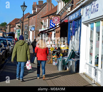 Menschen, die die Princes Risborough High Street in Buckinghamshire, England, Großbritannien, entlang gehen Stockfoto