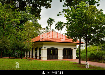 Singapur, Singapur - 11. Dezember 2017. Raffles Haus am Fort Canning in Singapur, mit Vegetation. Stockfoto