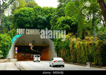 Singapur, Singapur - 11. Dezember 2017. Eingang zu den Fort Canning Tunnel in Singapur, mit Autos und Vegetation. Stockfoto