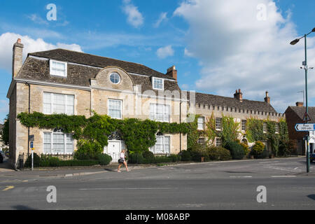 Häuser auf dem Marktplatz in Lechlade in den Cotswolds, Gloucestershire, Vereinigtes Königreich. Stockfoto