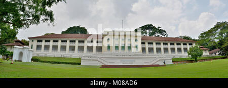 Singapur, Singapur - 11. Dezember 2017. Außenansicht der Fort Canning Arts Centre in Singapur, mit Vegetation und Menschen. Stockfoto