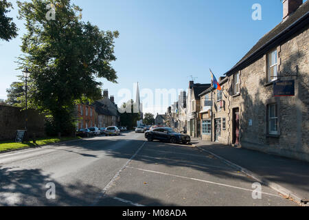 Geschäfte in der Hauptstraße durch Lechlade in den Cotswolds, Gloucestershire, Vereinigtes Königreich. Stockfoto