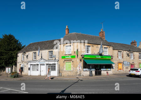 Geschäfte in der Hauptstraße durch Lechlade in den Cotswolds, Gloucestershire, Vereinigtes Königreich. Stockfoto