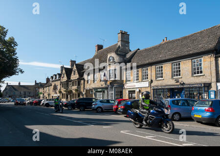 Geschäfte in der Hauptstraße durch Lechlade in den Cotswolds, Gloucestershire, Vereinigtes Königreich. Stockfoto