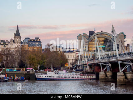 Hungerford Brücke und Bahnhof Charing Cross, London, England, Vereinigtes Königreich Stockfoto