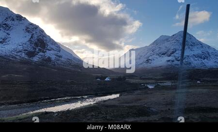 Blick von Glencoe mountain range - die Heimat der ältesten Skigebiet in der Britischen Inseln. Im Winter ist die Gegend ein Anziehungspunkt für Wanderer, Bergsteiger und Skifahrer. Das Wettergeschehen bedeuten, dass ein täuschend sonnigen Tag schnell verschlechtern verursachen häufig Probleme für Unvorsichtige. Stockfoto