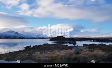 Blick von Glencoe mountain range - die Heimat der ältesten Skigebiet in der Britischen Inseln. Im Winter ist die Gegend ein Anziehungspunkt für Wanderer, Bergsteiger und Skifahrer. Das Wettergeschehen bedeuten, dass ein täuschend sonnigen Tag schnell verschlechtern verursachen häufig Probleme für Unvorsichtige. Stockfoto