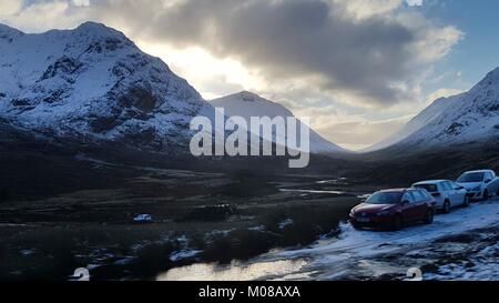 Blick von Glencoe mountain range - die Heimat der ältesten Skigebiet in der Britischen Inseln. Im Winter ist die Gegend ein Anziehungspunkt für Wanderer, Bergsteiger und Skifahrer. Das Wettergeschehen bedeuten, dass ein täuschend sonnigen Tag schnell verschlechtern verursachen häufig Probleme für Unvorsichtige. Stockfoto