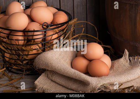 Braun Huhn Eier in einen Korb und auf einer Leinwand Tuch Stockfoto