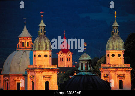 Türme und Kuppeln von Salzburg bei Nacht, Salzburg, Österreich Stockfoto