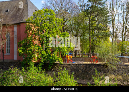 Blick auf die St. Pauls Kirche in Bad Kreuznach Stadt in Deutschland von den Panoramablick Weg gesehen. Das farbenfrohe Kinderspielplatz neben einer Kirche im Frühling. Stockfoto