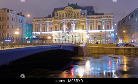 St. Petersburg, Russland - 24. Dezember 2017: Gebäude des Tovstonogov Bolschoi Theater am Fluss Fontanka. Das Gebäude wurde 1876-1878 errichtet Stockfoto