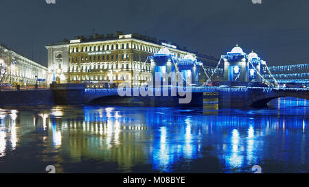 St. Petersburg, Russland - Dezember 24, 2017: Lomonosov Brücke über Fluss Fontanka für Weihnachten dekoriert. Zwischen 1785 und 1787 erbaut, ist es das Bes Stockfoto