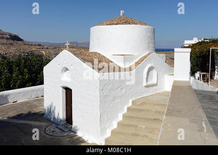 Lindos, Griechenland - 11. Oktober 2017: St. George Kapelle in Lindos. Liegt 50 km südlich von der Stadt Rhodos und Lindos ist eine beliebte touristische und Urlaub des Stockfoto