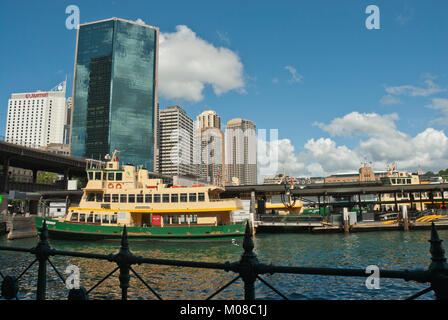 Hochhaus Stadt Geschäftsviertel CBD, Sydney, Australien mit moderner Architektur, Gateway Plazza, und Hafen/Fähren im Vordergrund. Sonnig, blauer Himmel Stockfoto