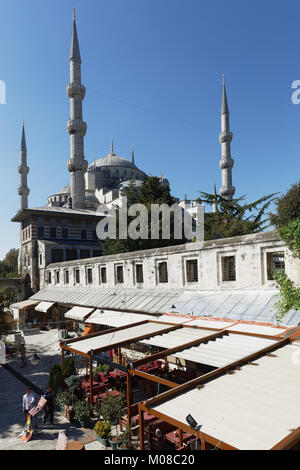 Istanbul, Türkei - 13. Oktober 2017: Sultan Ahmet Moschee von Osten gesehen. Auch die Blaue Moschee bekannt, es wurde im Jahr 1616 abgeschlossen Stockfoto