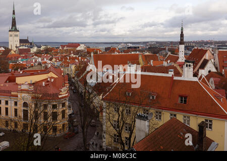 Tallinn, Estland - 4. November 2017: stadtbild der Altstadt. Die Altstadt ist eine der am besten erhaltenen mittelalterlichen Städte in Europa und ist als Stockfoto