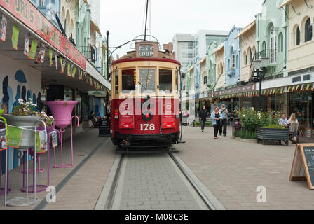Bunte restaurierte Neue Regent Street, Christchurch, NZ, Pastellfarben spanischen Mission Stil mit außerhalb von Restaurants, Cafes, Geschäfte und City Loop Tramway. Stockfoto
