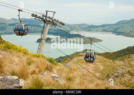 Zwei Gondeln/Seilbahnen über Mount Cavendish, Christchurch NZ mit Blick auf die Bucht von Lyttelton und Gouverneure unter ausgesetzt. Frühling, Sommer, Tag, blauer Himmel Stockfoto