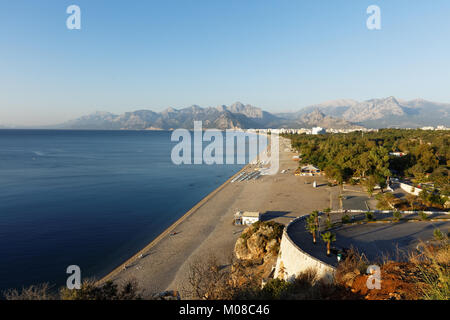Antalya, Türkei - 5. Oktober 2017: Luftbild zum Konyaalti Strand und das Mittelmeer. Der Strand erstreckt sich über 7 km von den Klippen der Beydaglar Stockfoto