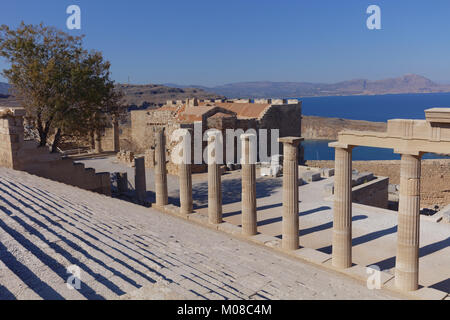 Lindos, Griechenland - 11. Oktober 2017: Dorischen stoa in der Akropolis von Lindos. Diese natürliche Zitadelle wurde sukzessive durch die Griechen, die Römer befestigte, t Stockfoto