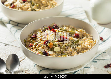 Gesunde organische Superfood Haferflocken Frühstück mit Chia Samen Kürbis Mandeln Cranberries Hanf Stockfoto