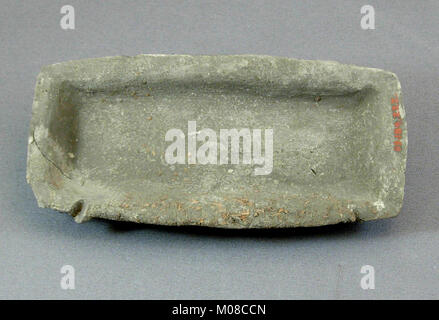 Die Modellschale aus Tutanchamuns Einbalsamierungsspeicher stellt Miniaturartefakte dar, die bei ägyptischen Begräbnisritualen und Mumifizierungen verwendet werden. Stockfoto