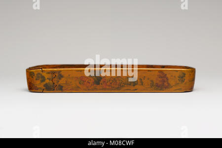 Diese lackierte Stiftbox demonstriert historische Handwerkskunst, dekoratives Lackdesign und Funktion zum Halten von Schreibgeräten. Stockfoto