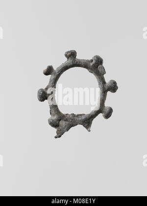 Ein Bleikranz aus der MET-Sammlung, der ein Beispiel für die ornamentale Handwerkskunst darstellt und in alten Beerdigungs- und Zeremonialkontexten verwendet wird. Stockfoto