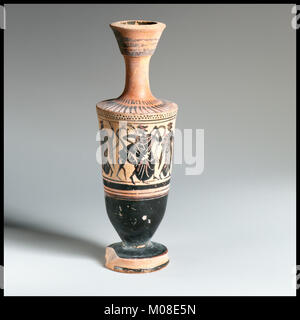 Dieser Lekythos ist ein altes griechisches Keramikgefäß mit schmalem Hals und einfacher Dekoration, das zur Lagerung von Öl und zur Beerdigung verwendet wird und geometrische oder mythologische Designs aufweist. Stockfoto