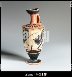 Dieser Lekythos ist ein altes griechisches Keramikgefäß, das in Begräbnispraktiken verwendet wird, mit einer markanten Form und detaillierten Dekoration, die historische Bedeutung widerspiegelt. Stockfoto