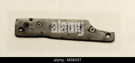 Diese Einlage aus einer Box demonstriert komplexe Handwerkskunst und dekoratives Design und hebt Materialien und künstlerische Techniken hervor, die in der historischen Kastenherstellung verwendet werden. Stockfoto