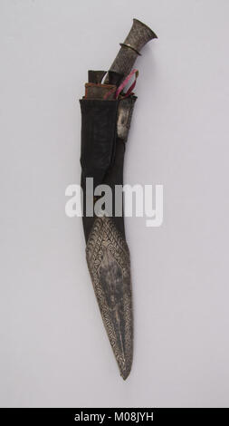 Messer (Kukri) mit Scheide, zwei kleine Messer und Tasche MET 31,12. 827a-e001 Juni 2014 Stockfoto