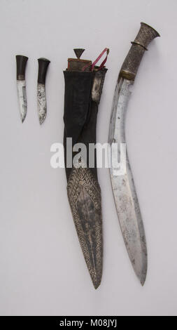 Messer (Kukri) mit Scheide, zwei kleine Messer und Tasche MET 31,12. 827a-e002 Juni 2014 Stockfoto