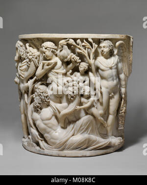Dieser Marmor-Sarkophag zeigt Reliefschnitzereien des Triumphes von Dionysos und der Jahreszeiten, die römische Grabkunst und klassische Mythologie veranschaulichen. Stockfoto