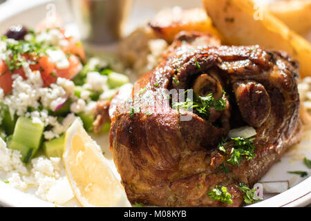 Heiß und saftig gebratenes Lamm mit griechischen Salat. Griechische Speisen. Stockfoto