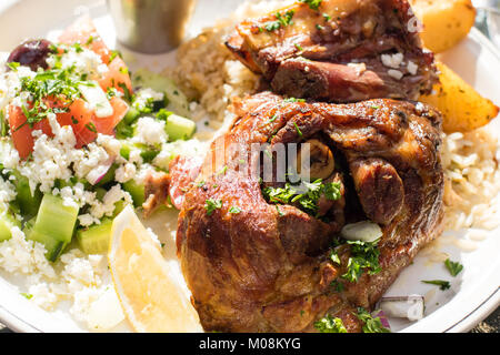 Heiß und saftig gebratenes Lamm mit griechischen Salat. Griechische Speisen. Stockfoto