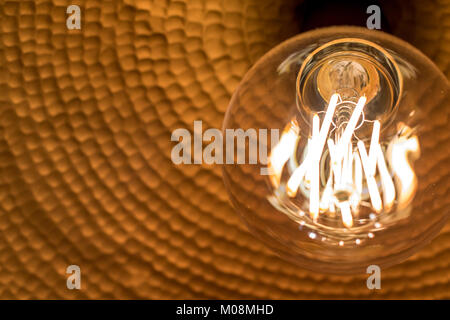 Dekorative edison Stil Glühbirnen sind in der Tat contamplorary LED bulds wie Old school Look. Erstellen von alten Stil suchen und speichern Stockfoto