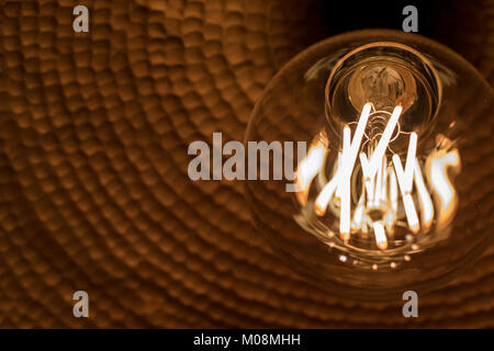 Dekorative edison Stil Glühbirnen sind in der Tat contamplorary LED bulds wie Old school Look. Erstellen von alten Stil suchen und speichern Stockfoto