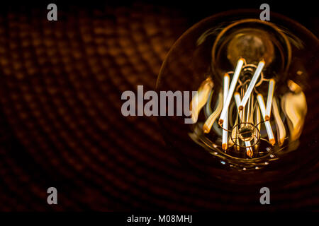 Dekorative edison Stil Glühbirnen sind in der Tat contamplorary LED bulds wie Old school Look. Erstellen von alten Stil suchen und speichern Stockfoto