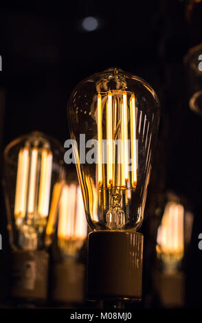 Dekorative edison Stil Glühbirnen sind in der Tat contamplorary LED bulds wie Old school Look. Erstellen von alten Stil suchen und speichern Stockfoto