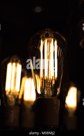 Dekorative edison Stil Glühbirnen sind in der Tat contamplorary LED bulds wie Old school Look. Erstellen von alten Stil suchen und speichern Stockfoto