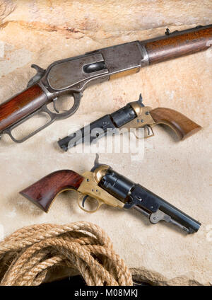 Alte Western Cowboy Gewehr und Pistolen. Stockfoto
