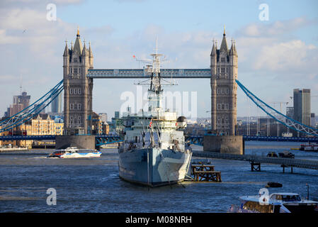 HMS Belfast und Tower Bridge, London. Themse, Großbritannien Stockfoto