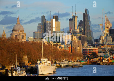 Londoner Skyline im orangefarbenen Licht am späten Nachmittag. St Paul's Cathedral City of London, Ghurkin, Cheesegrater Leadenhall Building, The Scalpel Construction Stockfoto